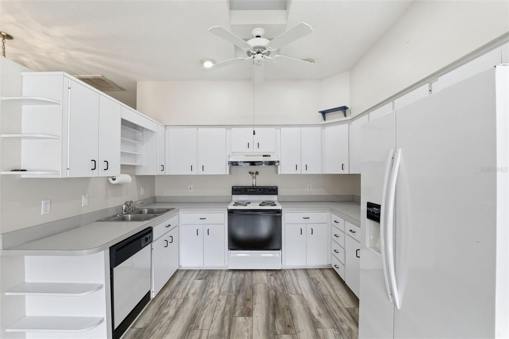 Active With Contract: $174,600 (2 beds, 2 baths, 1093 Square Feet)