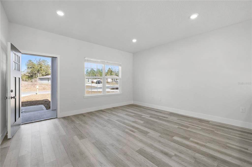 Active With Contract: $499,900 (6 beds, 4 baths, 2642 Square Feet)