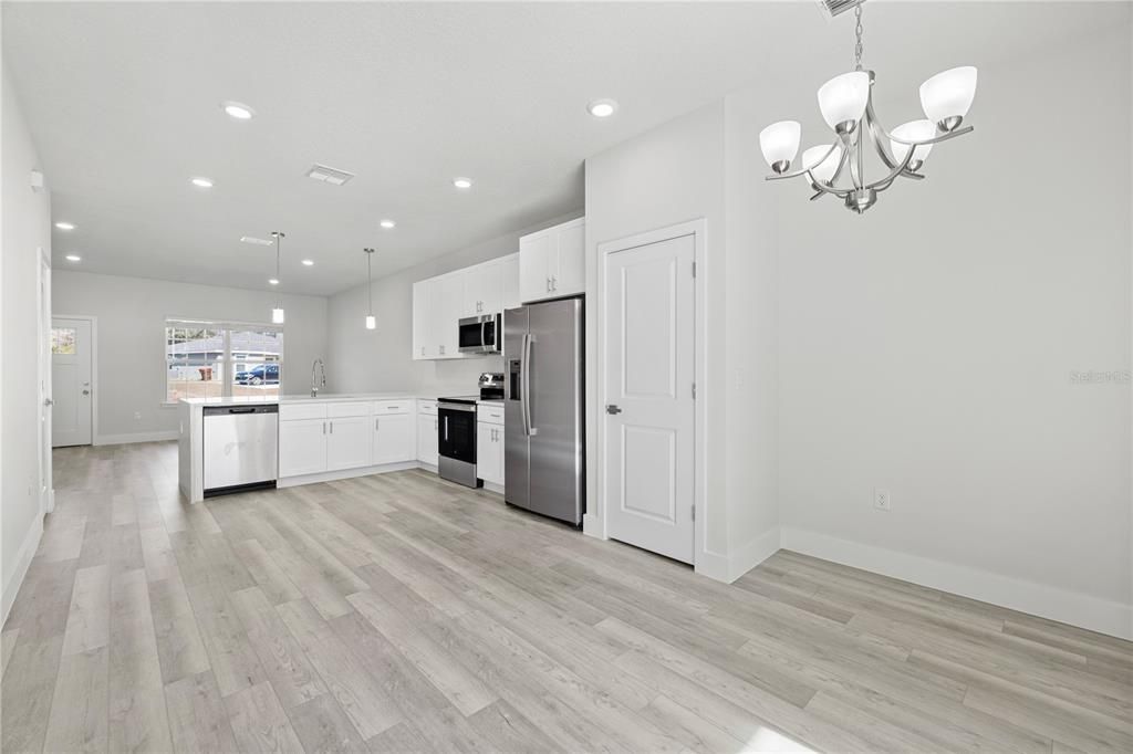 Active With Contract: $499,900 (6 beds, 4 baths, 2642 Square Feet)