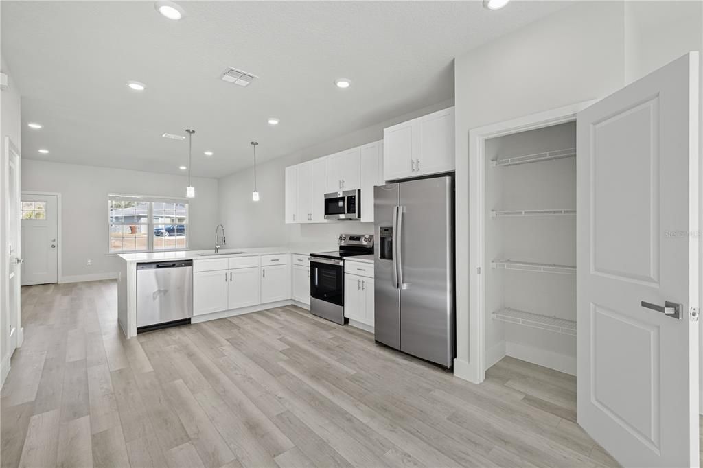 Active With Contract: $499,900 (6 beds, 4 baths, 2642 Square Feet)