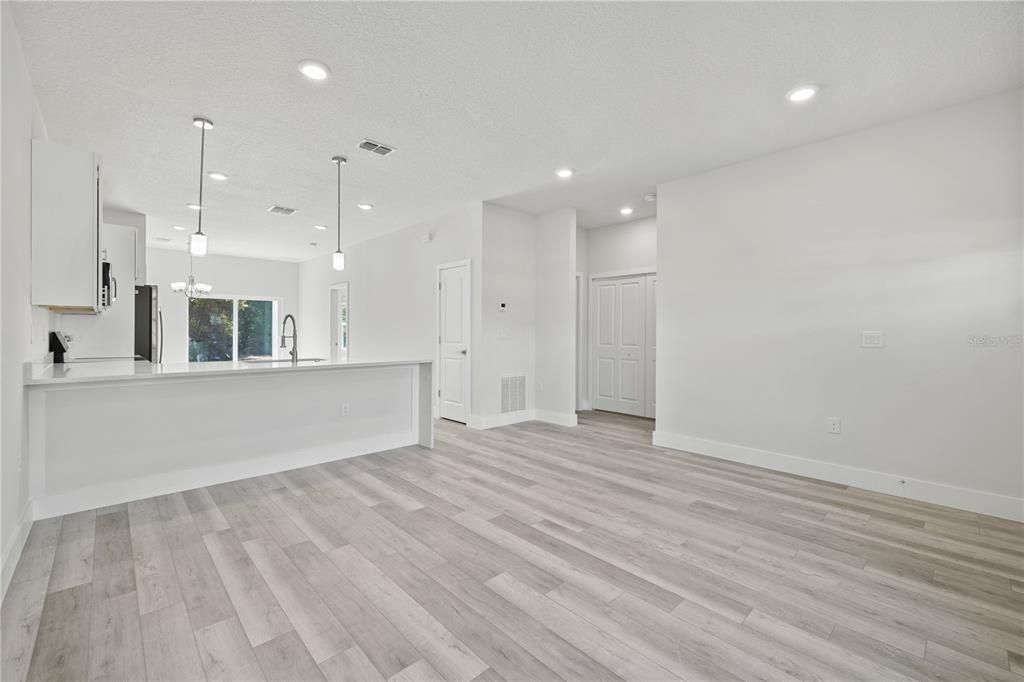 Active With Contract: $499,900 (6 beds, 4 baths, 2642 Square Feet)
