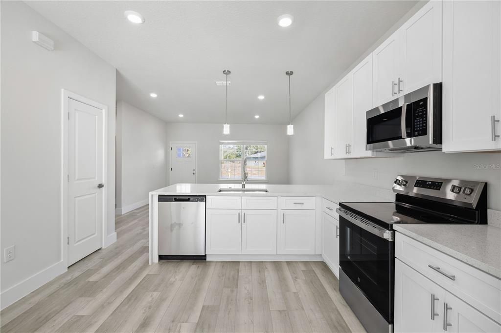 Active With Contract: $499,900 (6 beds, 4 baths, 2642 Square Feet)