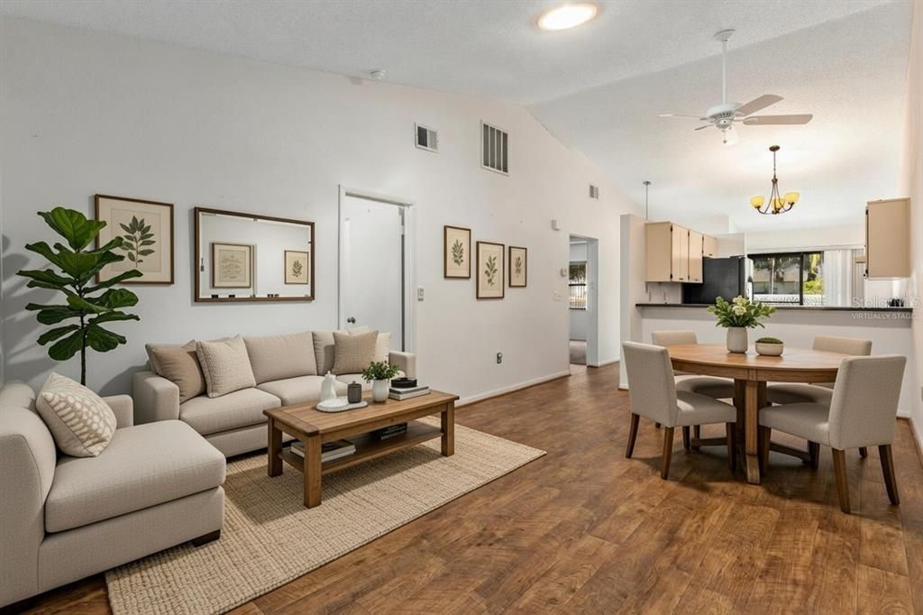 На продажу: $139,900 (2 спален, 2 ванн, 959 Квадратных фут)