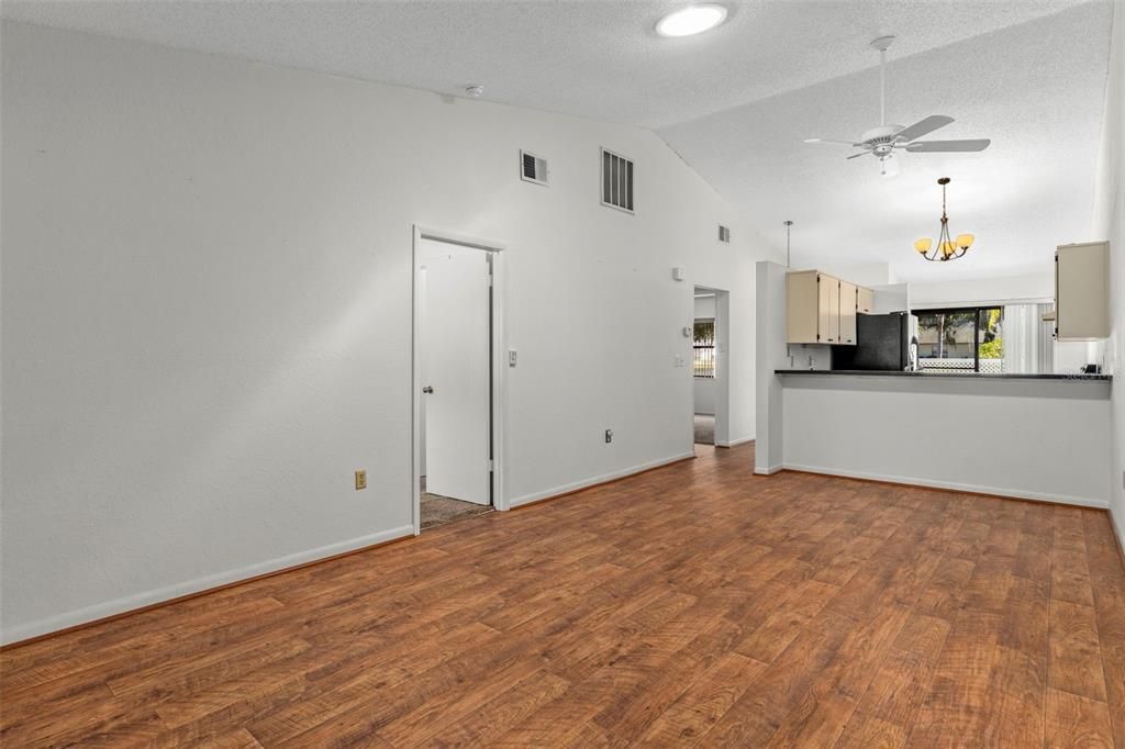 На продажу: $139,900 (2 спален, 2 ванн, 959 Квадратных фут)