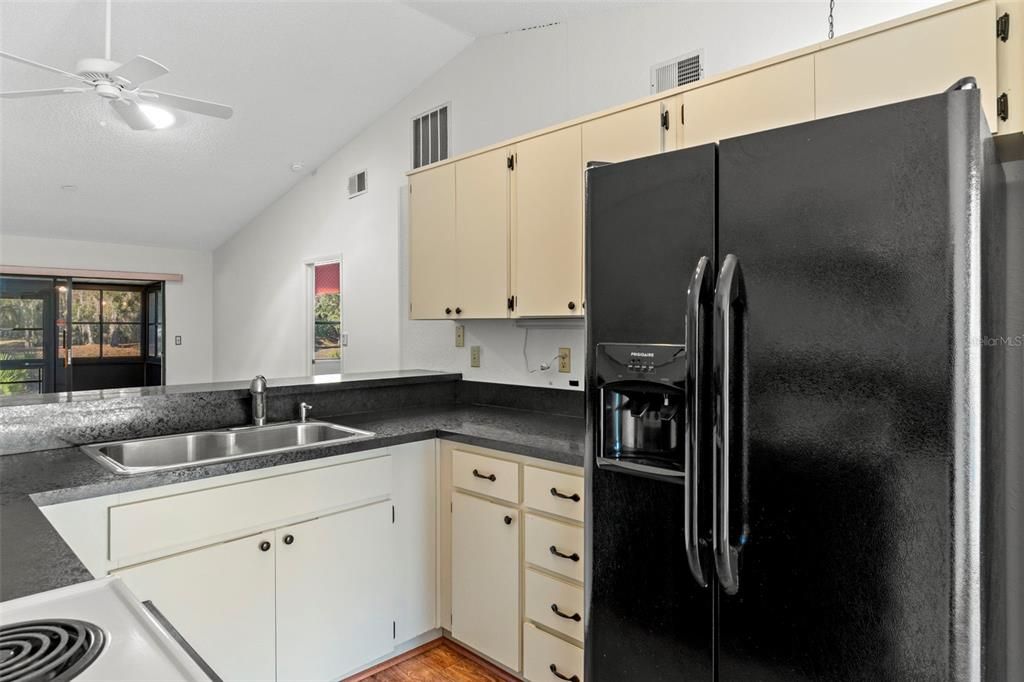 На продажу: $139,900 (2 спален, 2 ванн, 959 Квадратных фут)