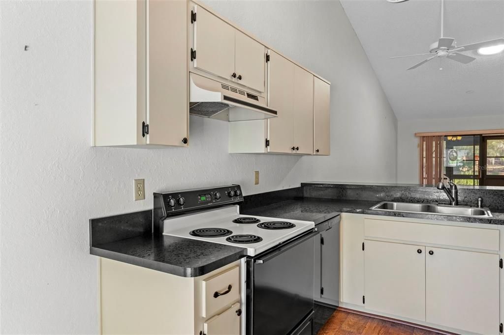 На продажу: $139,900 (2 спален, 2 ванн, 959 Квадратных фут)