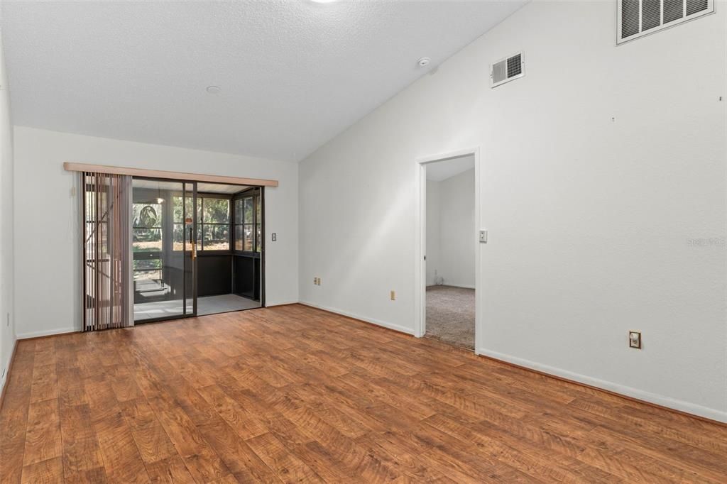 На продажу: $139,900 (2 спален, 2 ванн, 959 Квадратных фут)