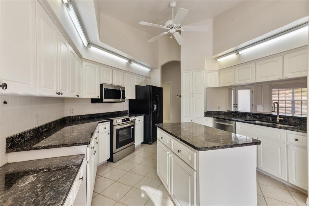 En Venta: $299,999 (3 camas, 2 baños, 2169 Pies cuadrados)