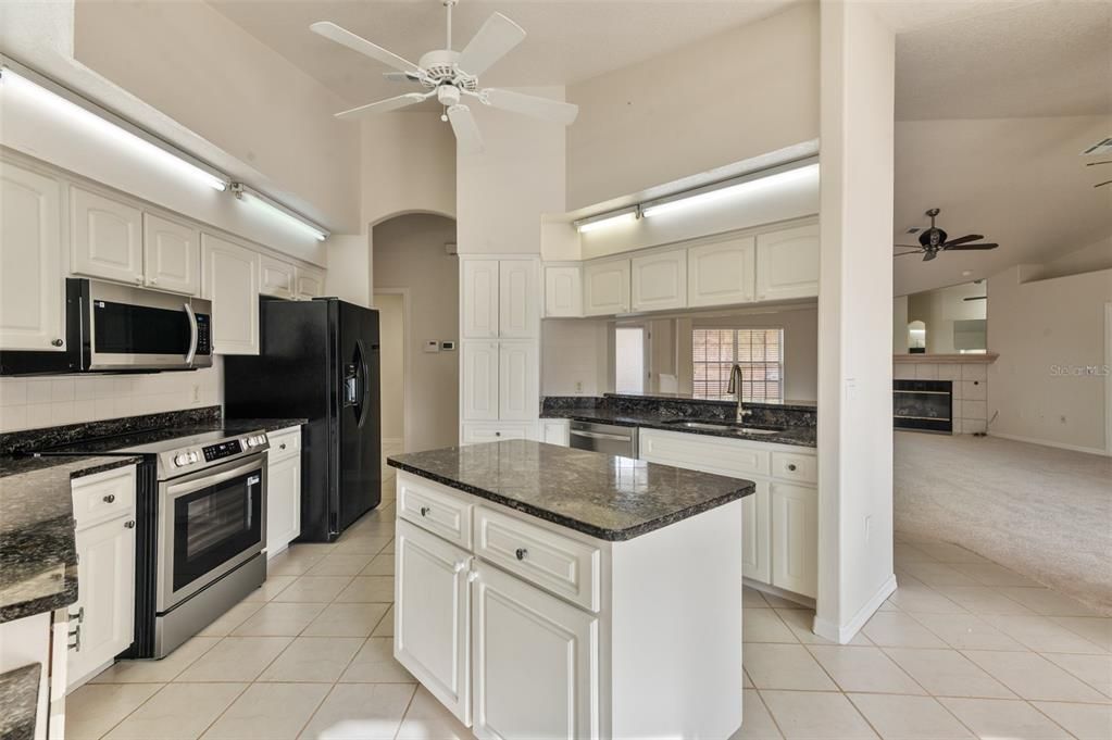 En Venta: $299,999 (3 camas, 2 baños, 2169 Pies cuadrados)