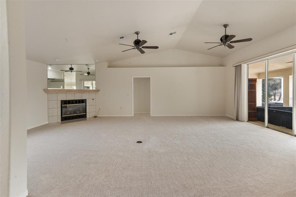 En Venta: $299,999 (3 camas, 2 baños, 2169 Pies cuadrados)