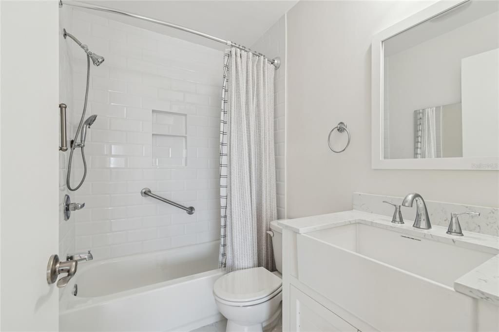 For Sale: $374,900 (2 beds, 2 baths, 1290 Square Feet)