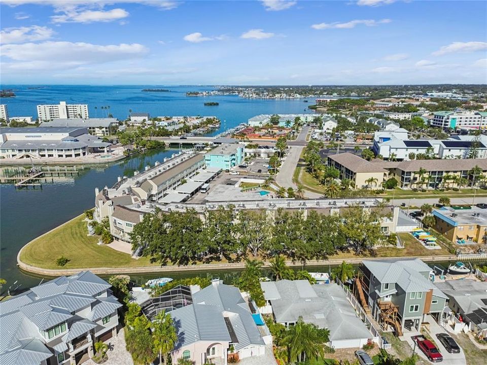 For Sale: $374,900 (2 beds, 2 baths, 1290 Square Feet)