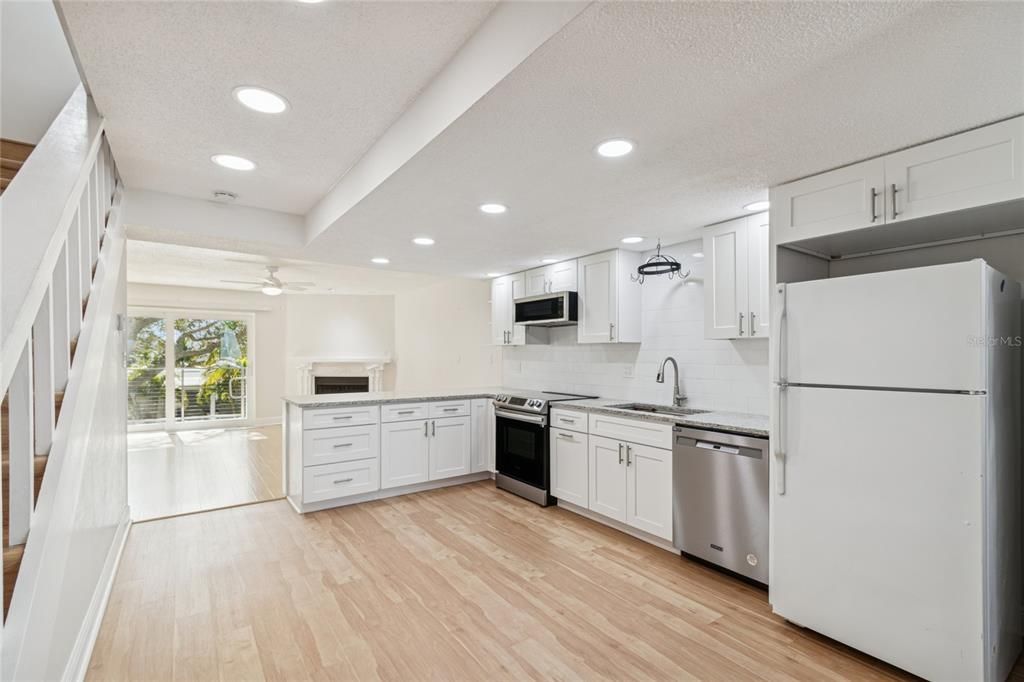 For Sale: $374,900 (2 beds, 2 baths, 1290 Square Feet)