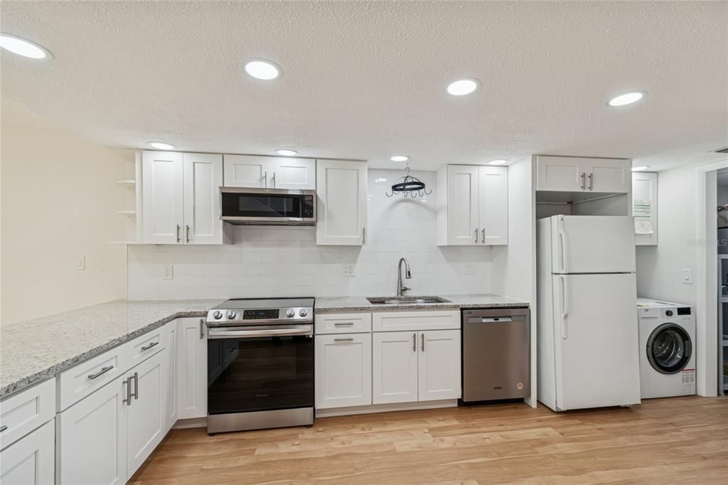 For Sale: $374,900 (2 beds, 2 baths, 1290 Square Feet)