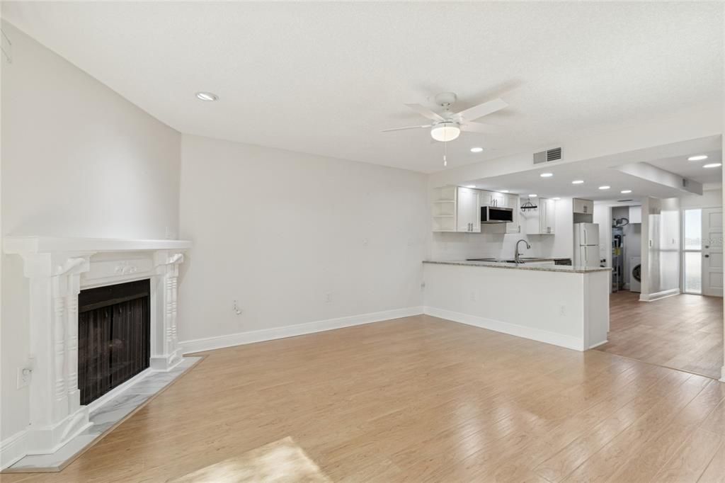 For Sale: $374,900 (2 beds, 2 baths, 1290 Square Feet)