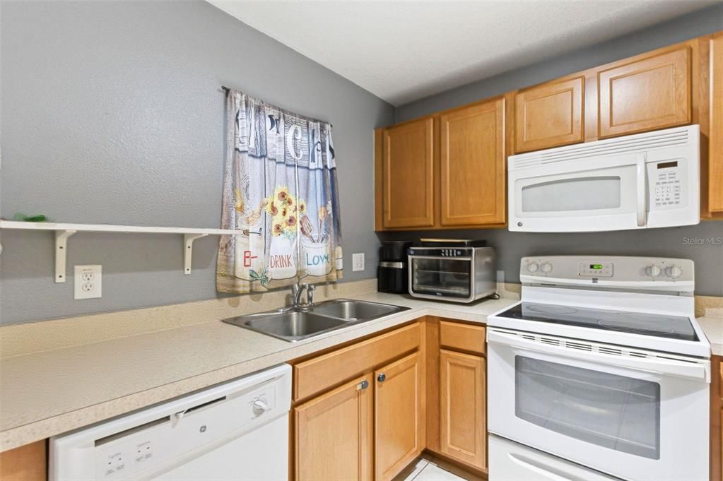 For Sale: $215,000 (2 beds, 3 baths, 1561 Square Feet)