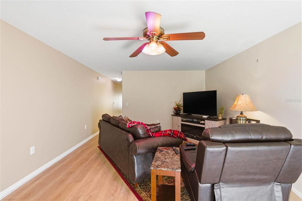 For Sale: $215,000 (2 beds, 3 baths, 1561 Square Feet)