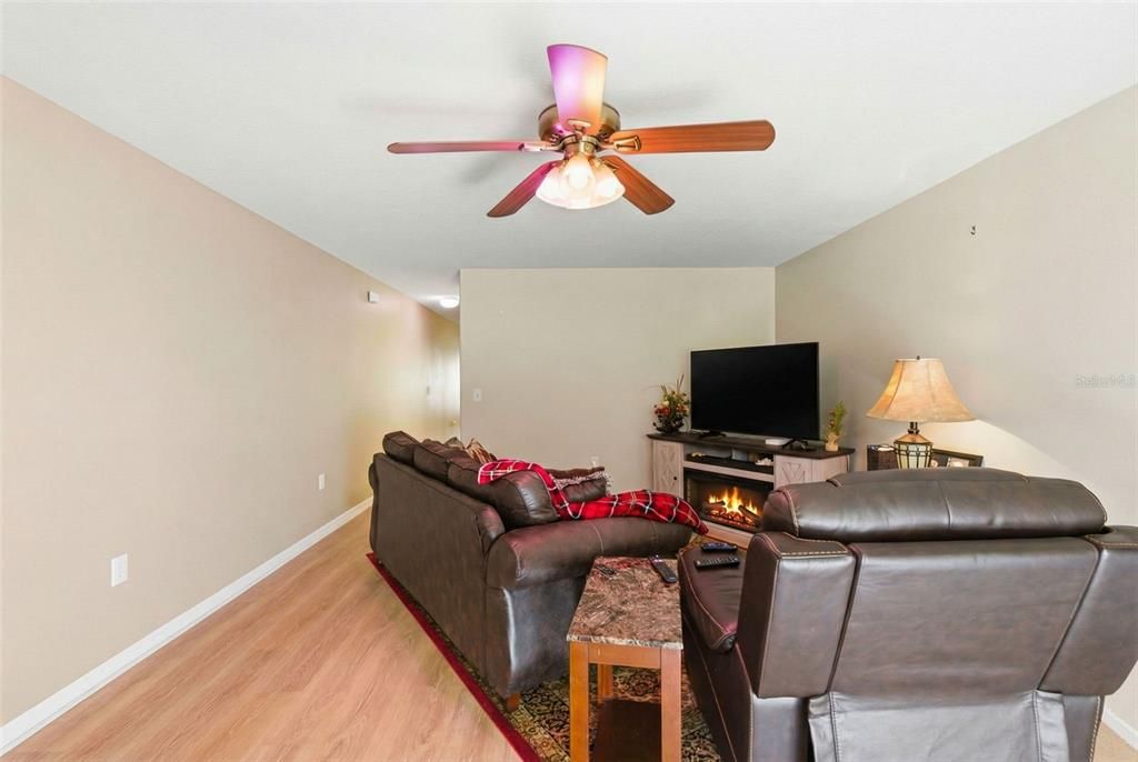 For Sale: $215,000 (2 beds, 3 baths, 1561 Square Feet)