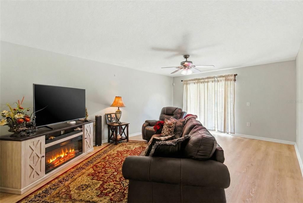 For Sale: $215,000 (2 beds, 3 baths, 1561 Square Feet)