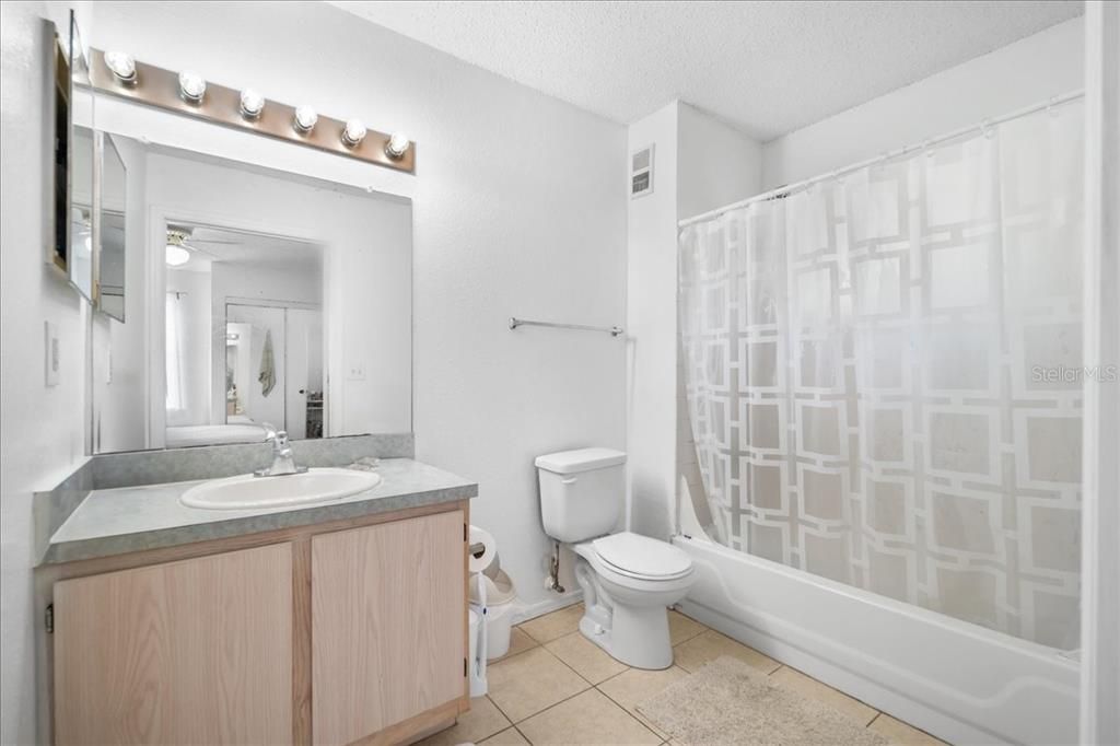 Под контрактом: $179,900 (3 спален, 3 ванн, 1198 Квадратных фут)