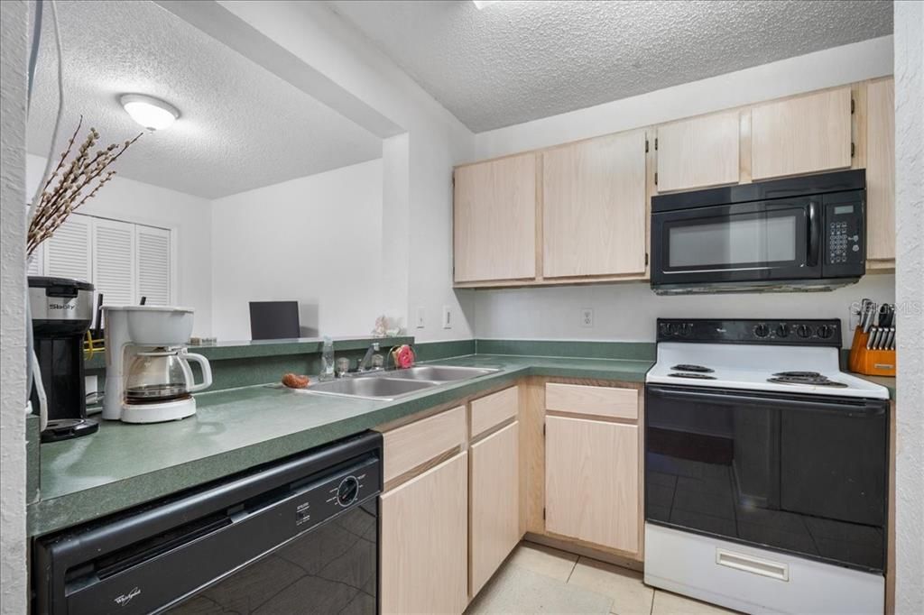 Под контрактом: $179,900 (3 спален, 3 ванн, 1198 Квадратных фут)