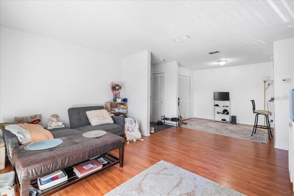 Под контрактом: $179,900 (3 спален, 3 ванн, 1198 Квадратных фут)