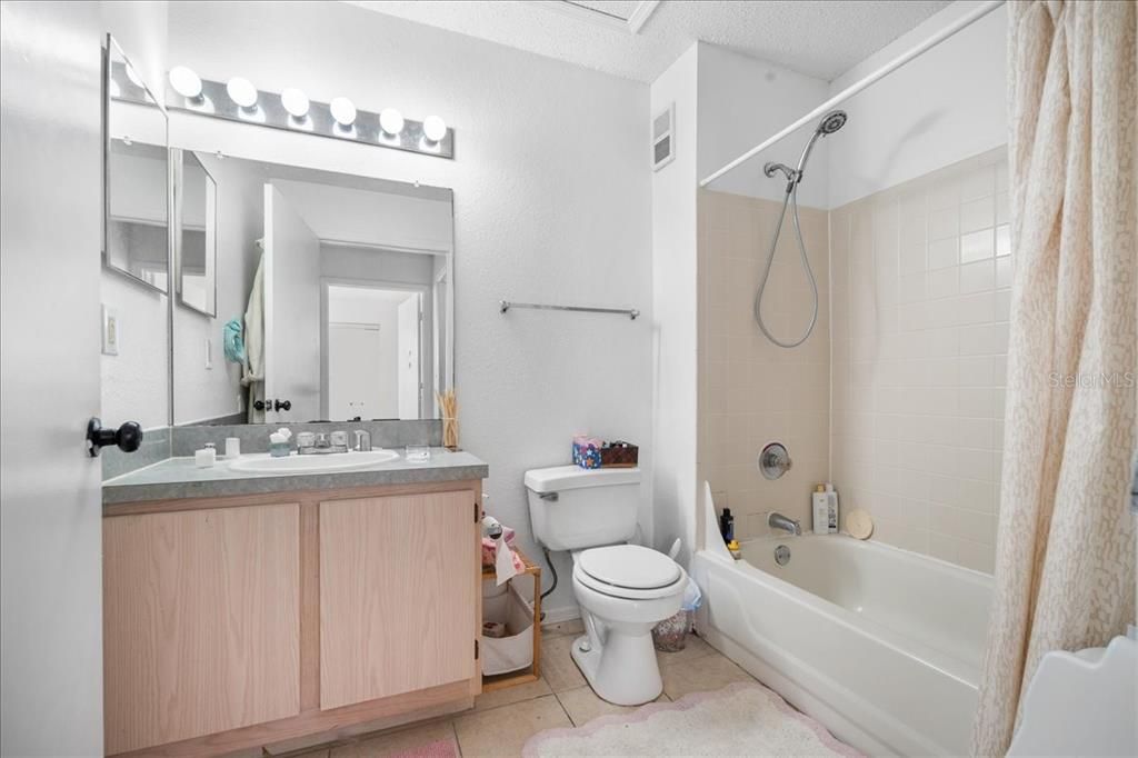 Под контрактом: $179,900 (3 спален, 3 ванн, 1198 Квадратных фут)