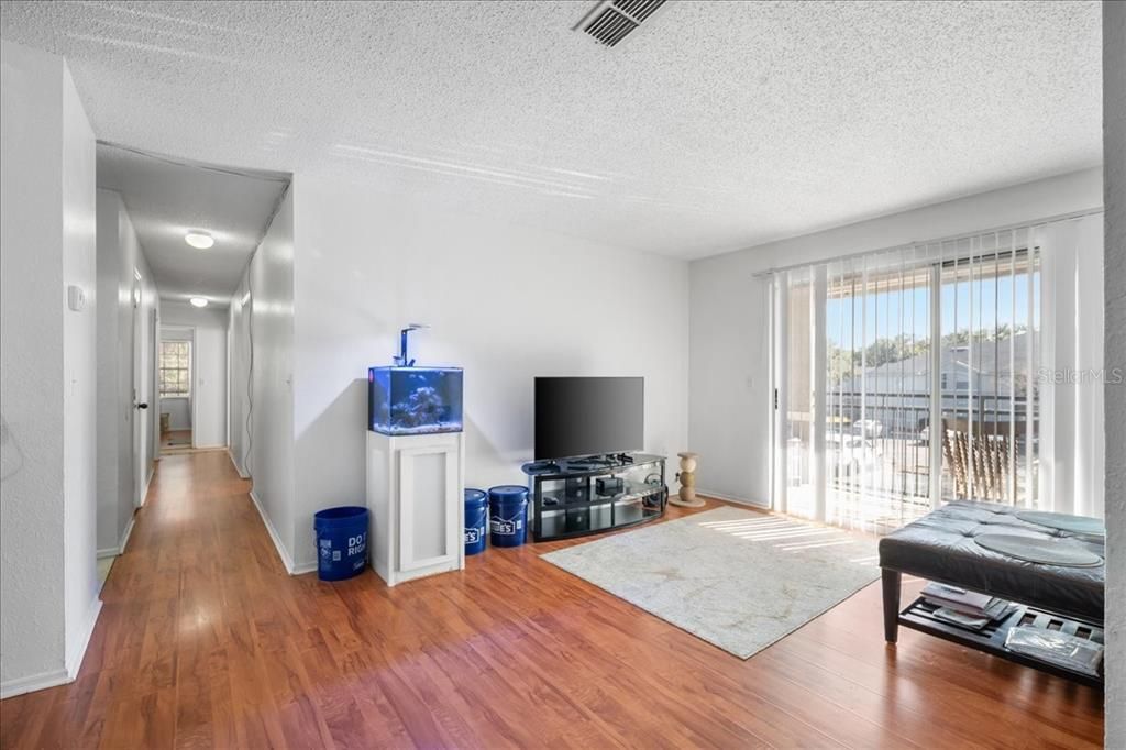 Под контрактом: $179,900 (3 спален, 3 ванн, 1198 Квадратных фут)