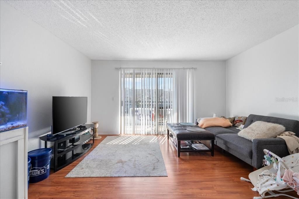 Под контрактом: $179,900 (3 спален, 3 ванн, 1198 Квадратных фут)