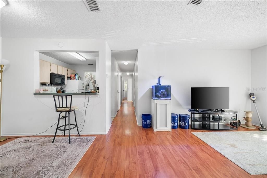 Под контрактом: $179,900 (3 спален, 3 ванн, 1198 Квадратных фут)