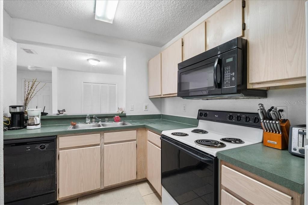 Под контрактом: $179,900 (3 спален, 3 ванн, 1198 Квадратных фут)