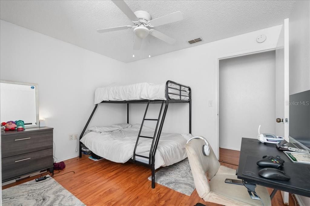 Под контрактом: $179,900 (3 спален, 3 ванн, 1198 Квадратных фут)