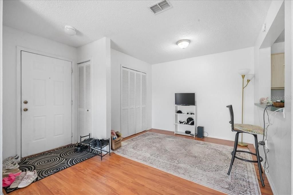 Под контрактом: $179,900 (3 спален, 3 ванн, 1198 Квадратных фут)