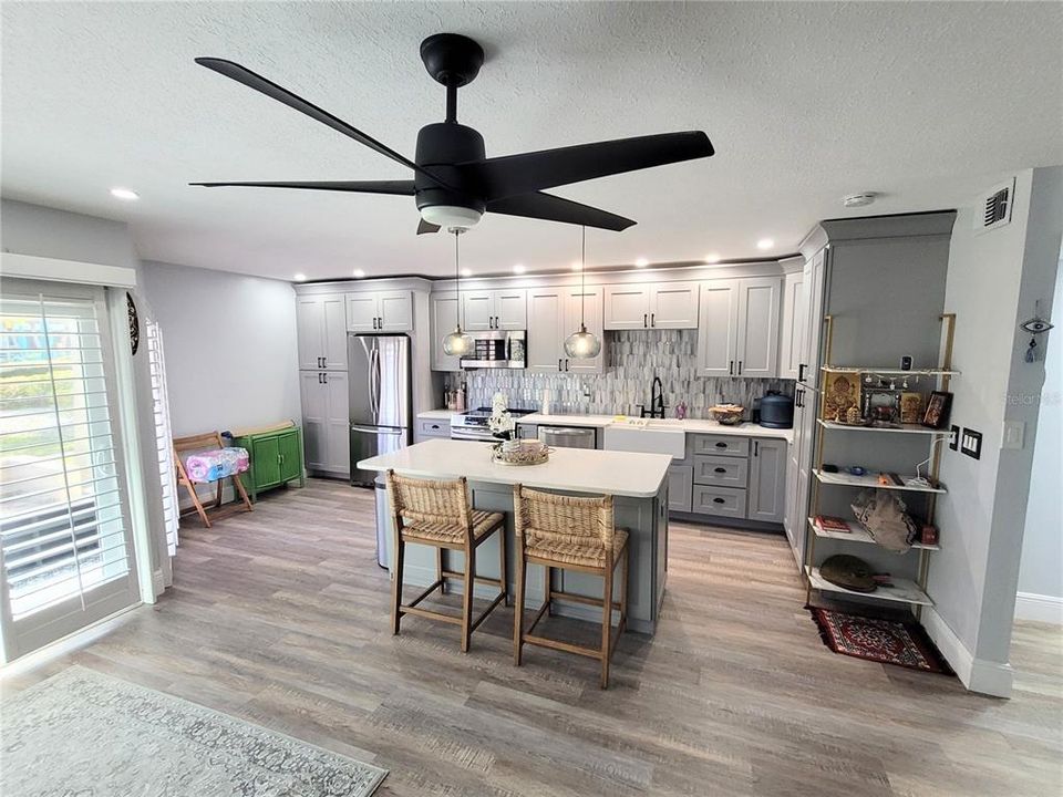 For Sale: $267,000 (1 beds, 1 baths, 700 Square Feet)