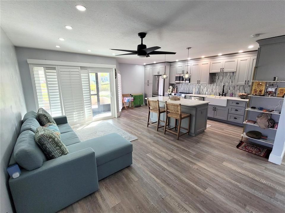 For Sale: $267,000 (1 beds, 1 baths, 700 Square Feet)