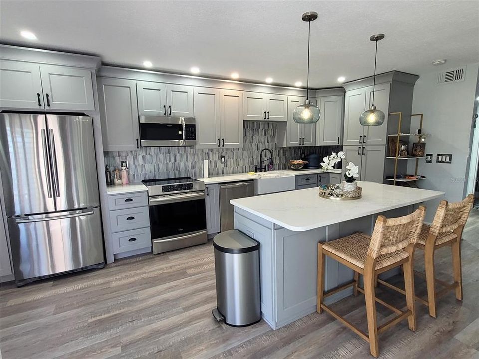 For Sale: $267,000 (1 beds, 1 baths, 700 Square Feet)