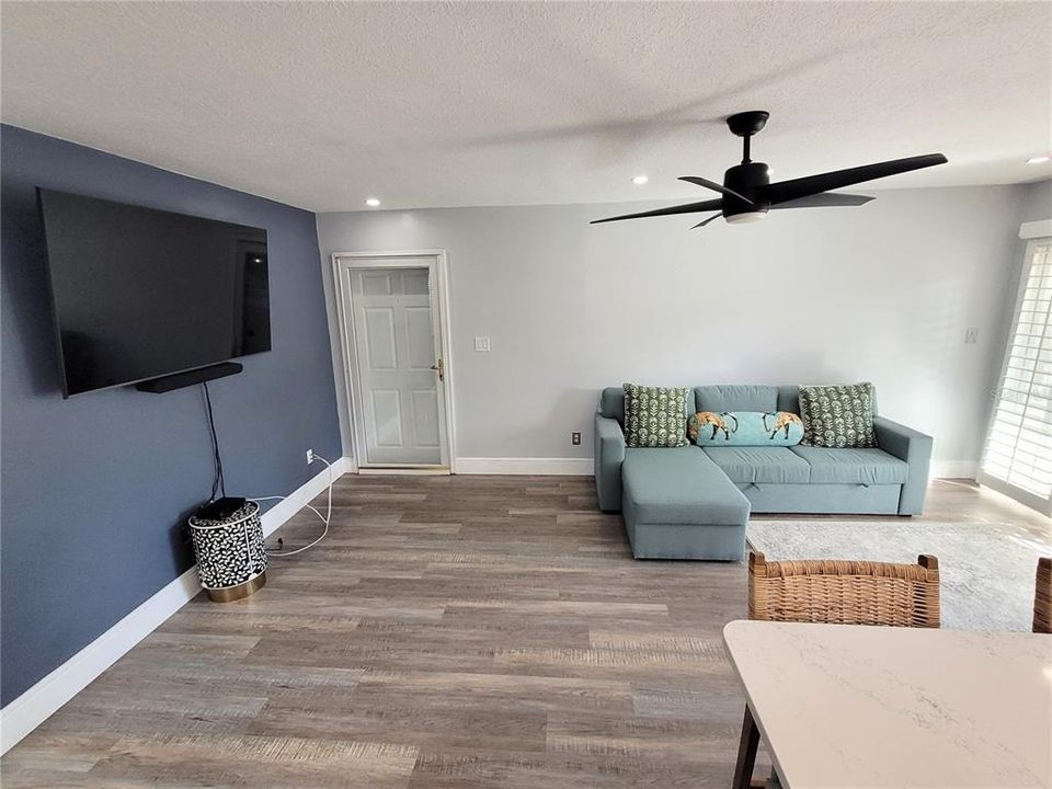 For Sale: $267,000 (1 beds, 1 baths, 700 Square Feet)
