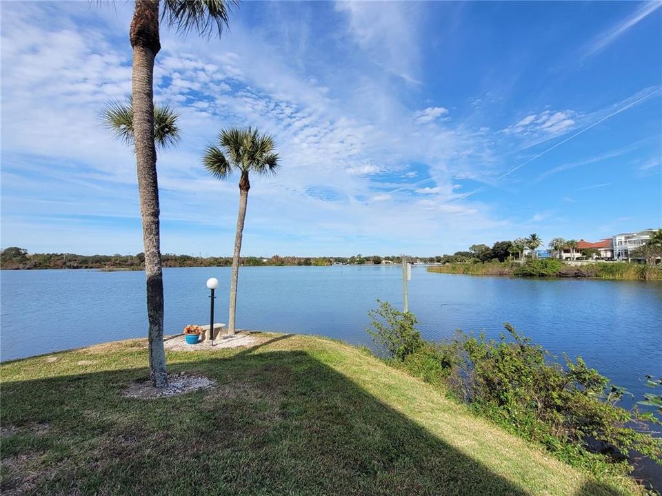 For Sale: $267,000 (1 beds, 1 baths, 700 Square Feet)