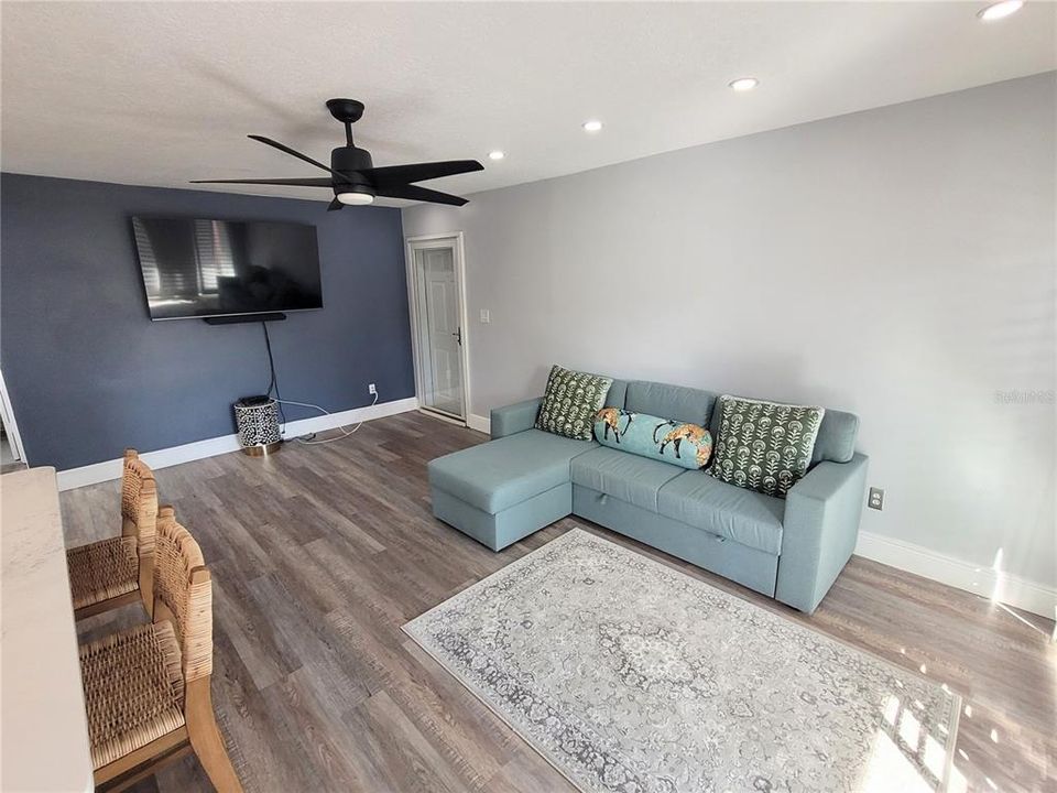 For Sale: $267,000 (1 beds, 1 baths, 700 Square Feet)