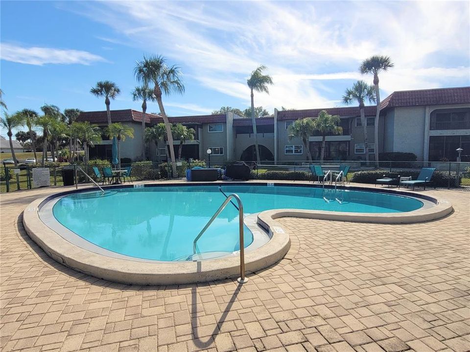 For Sale: $267,000 (1 beds, 1 baths, 700 Square Feet)