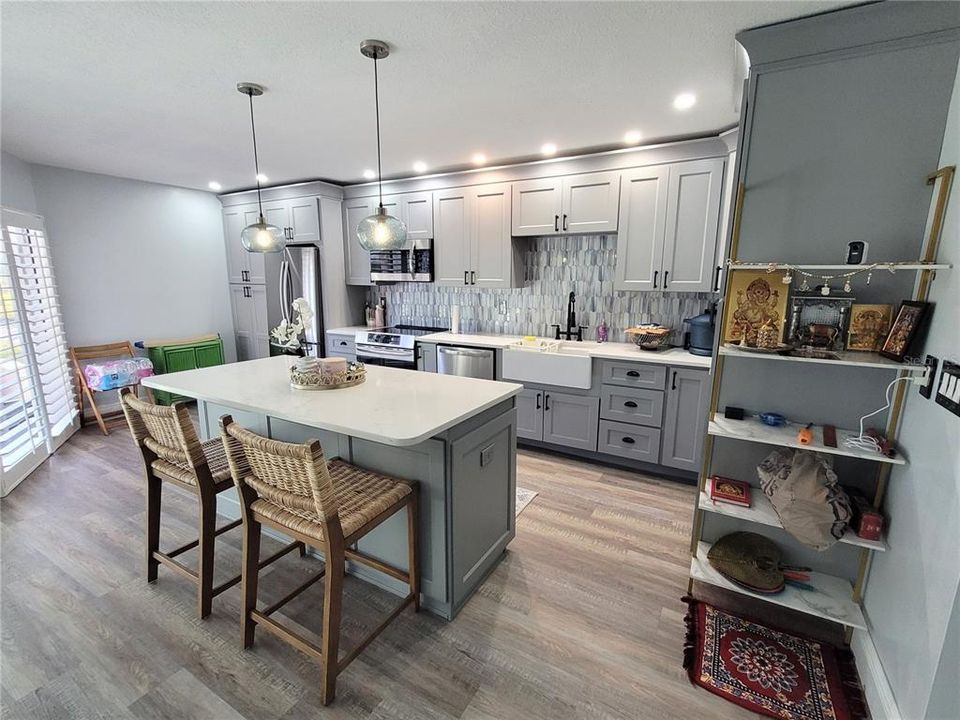 For Sale: $267,000 (1 beds, 1 baths, 700 Square Feet)