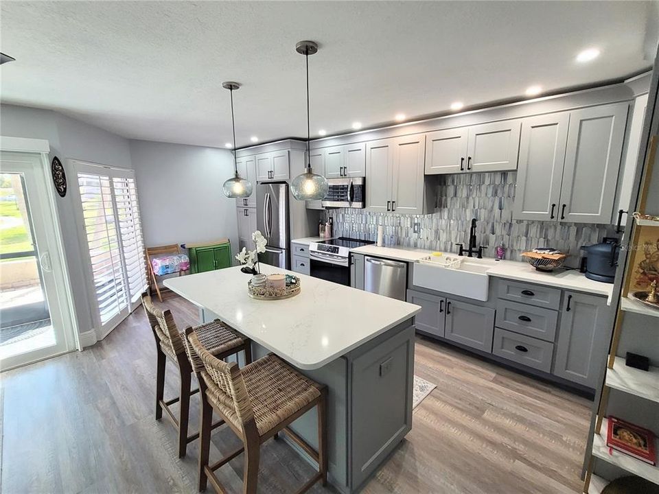 For Sale: $267,000 (1 beds, 1 baths, 700 Square Feet)