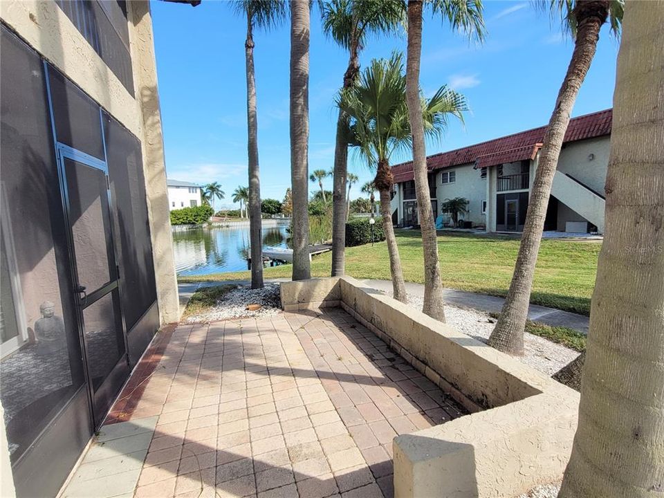 For Sale: $267,000 (1 beds, 1 baths, 700 Square Feet)