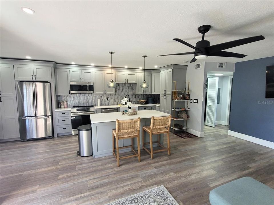 For Sale: $267,000 (1 beds, 1 baths, 700 Square Feet)