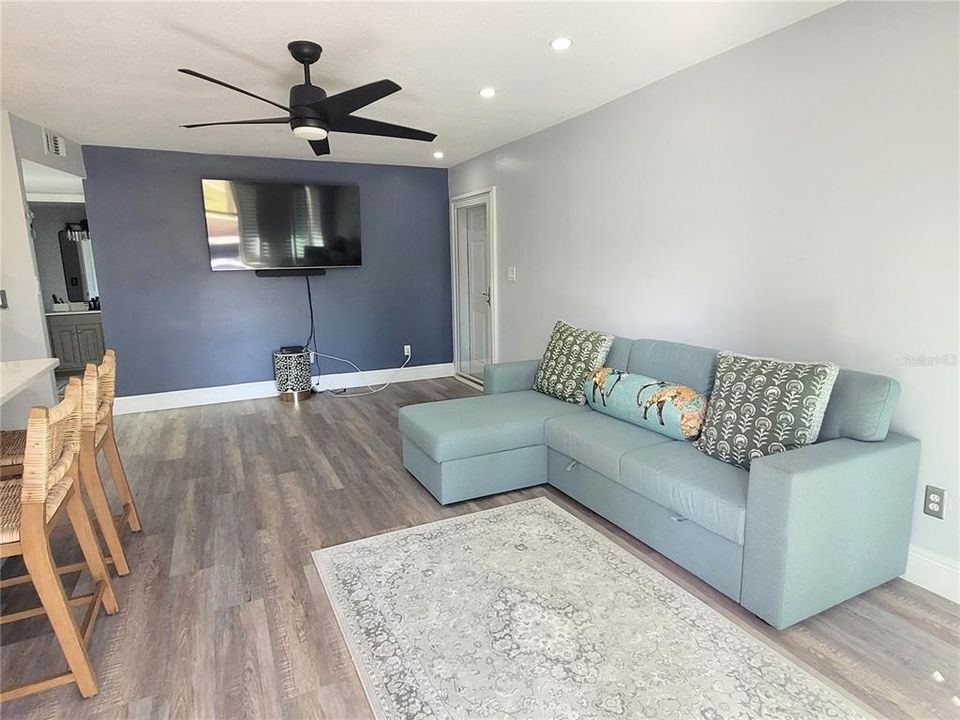 For Sale: $267,000 (1 beds, 1 baths, 700 Square Feet)