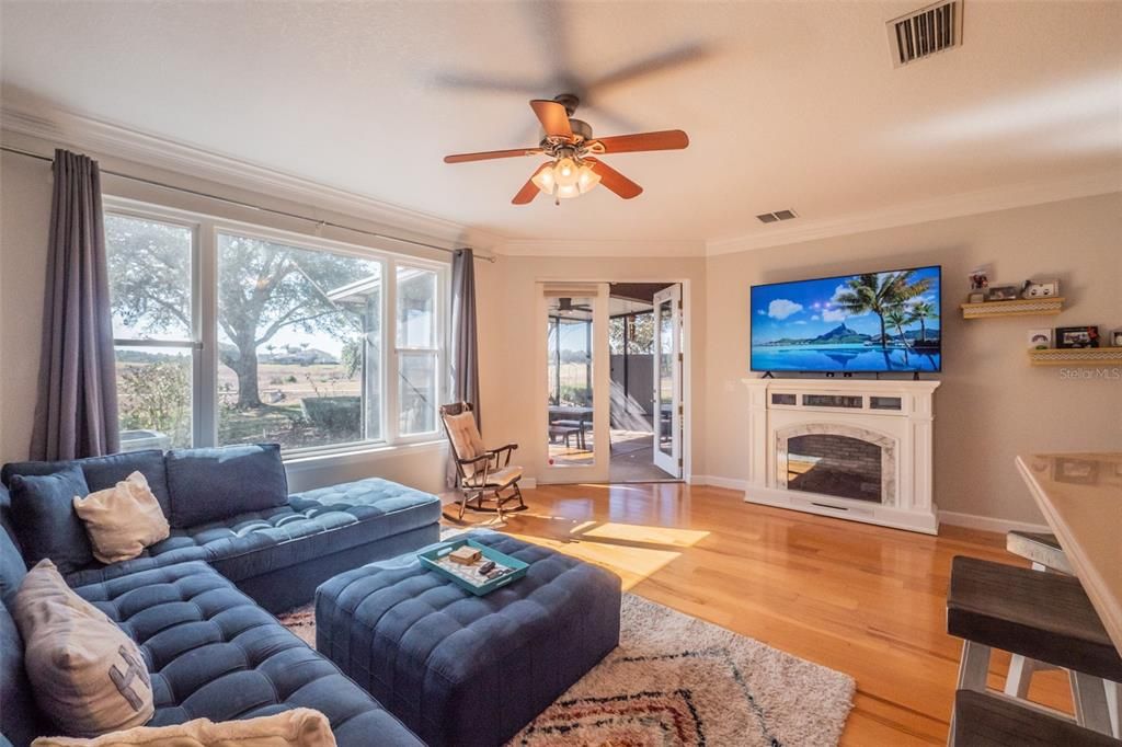 For Sale: $360,000 (3 beds, 3 baths, 2087 Square Feet)