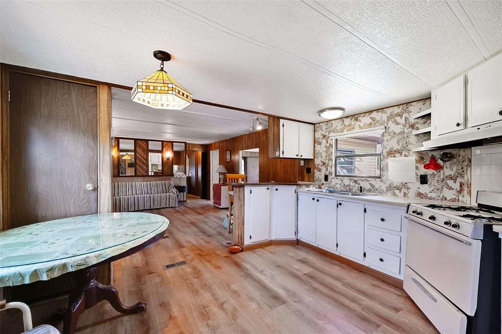 For Sale: $175,000 (2 beds, 2 baths, 910 Square Feet)