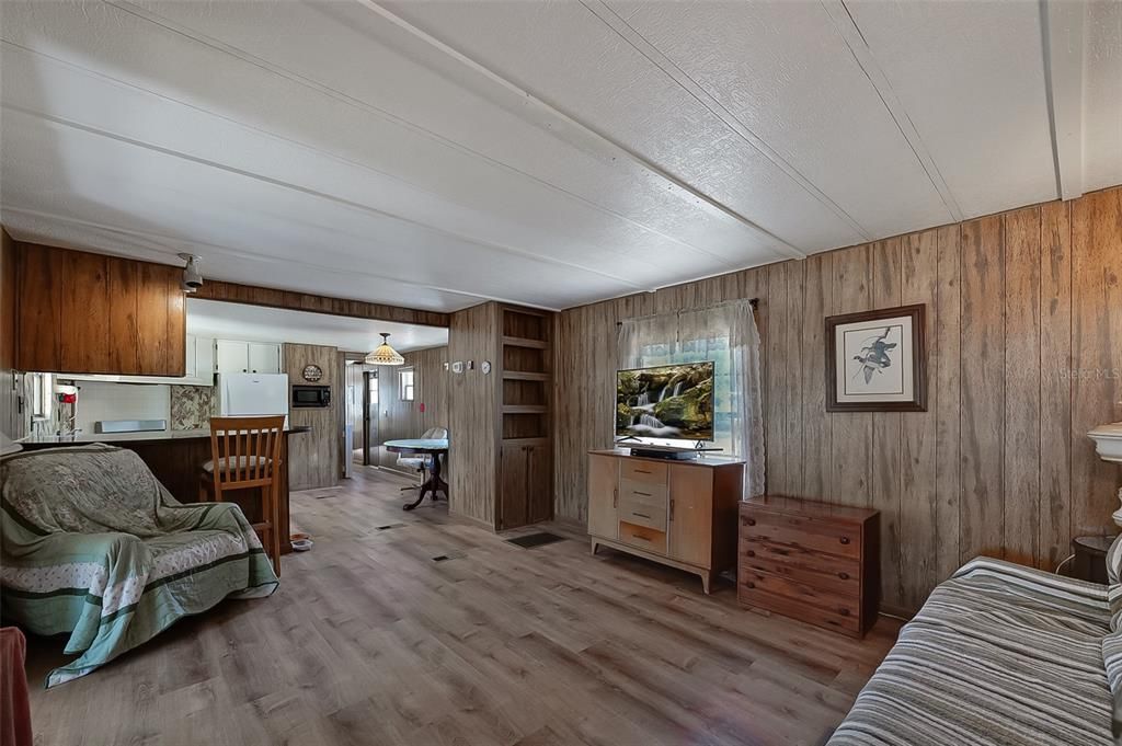 For Sale: $175,000 (2 beds, 2 baths, 910 Square Feet)