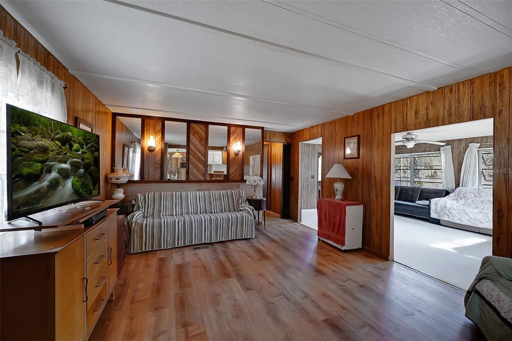 For Sale: $175,000 (2 beds, 2 baths, 910 Square Feet)