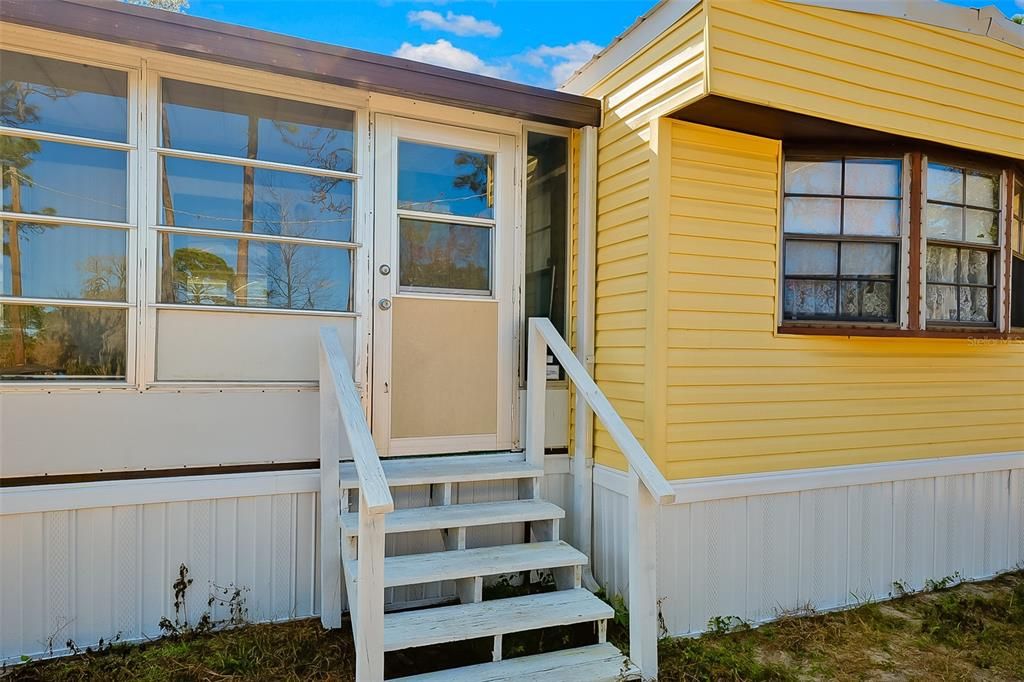 For Sale: $175,000 (2 beds, 2 baths, 910 Square Feet)